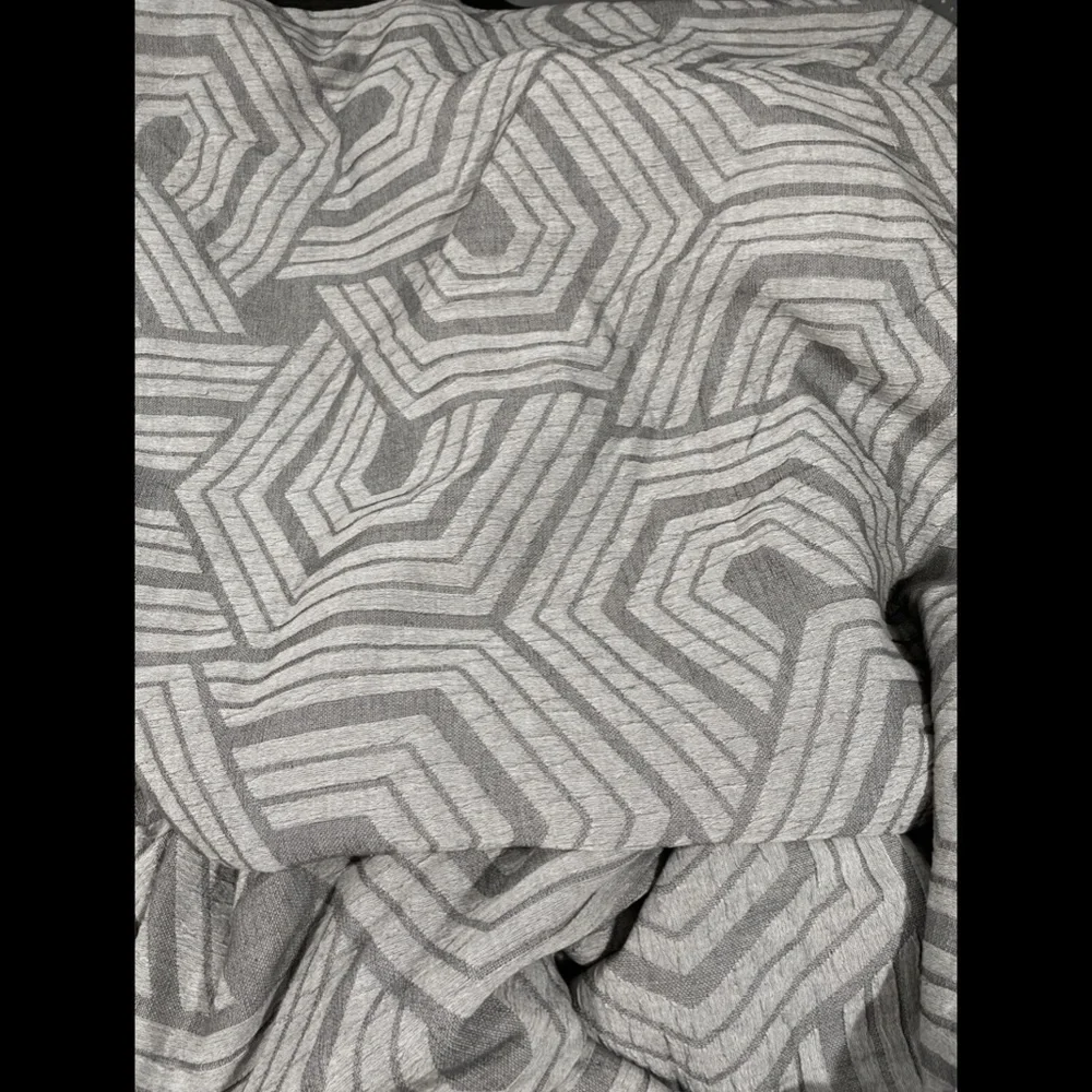NIB Hotel Collection Textured Hexagon King Duvet Only in‎ Grey